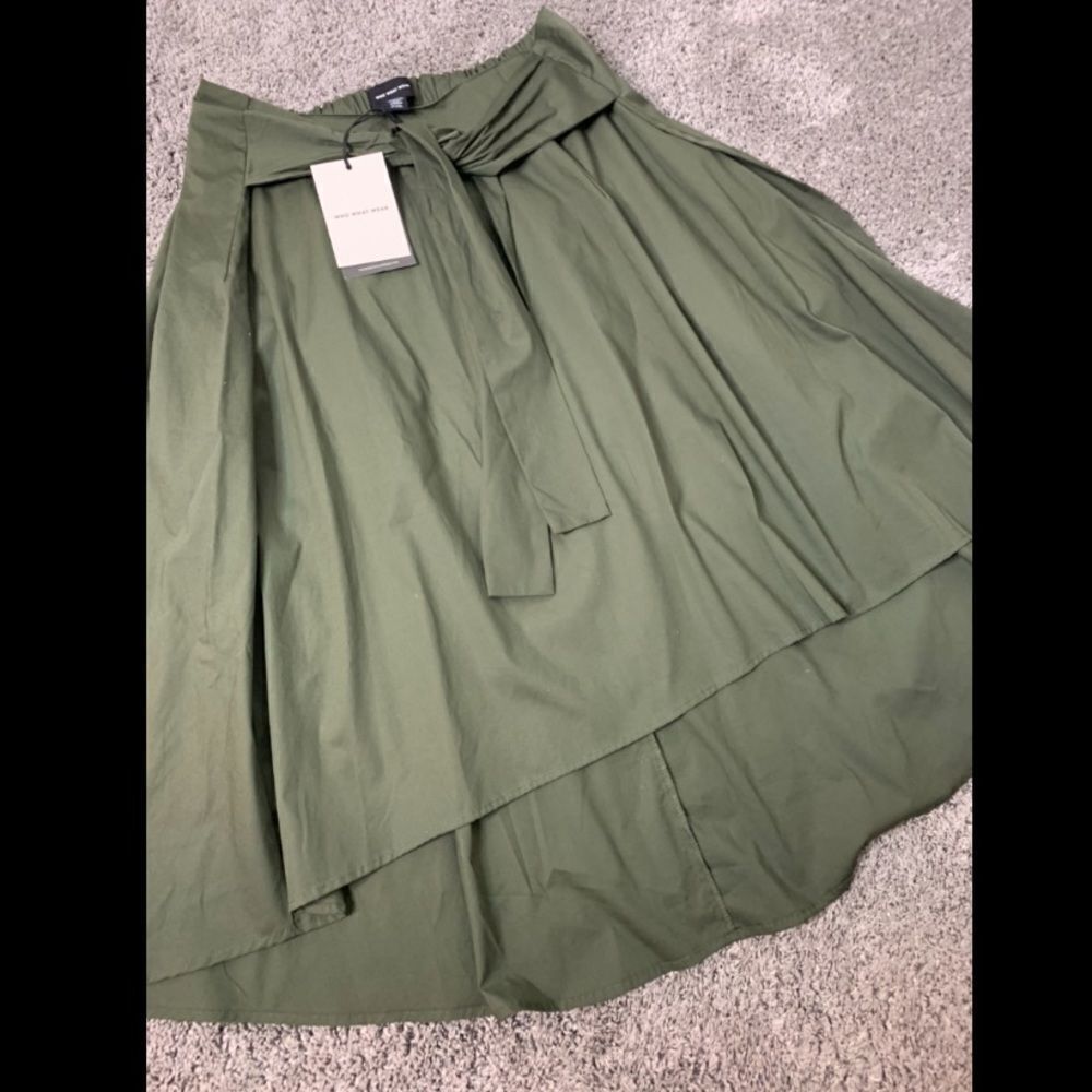 NWT Who What Wear knot front skirt. Size 2 - Picture 3 of 6